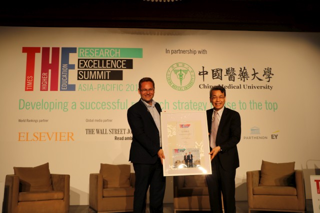 THE大學排名主編巴提（Phil Baty）感謝中國醫藥大學李文華校長合作舉辦亞太地區卓越研究高峰會。