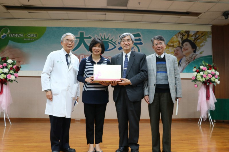 林正介副校長致贈林依瑩副市長紀念品。