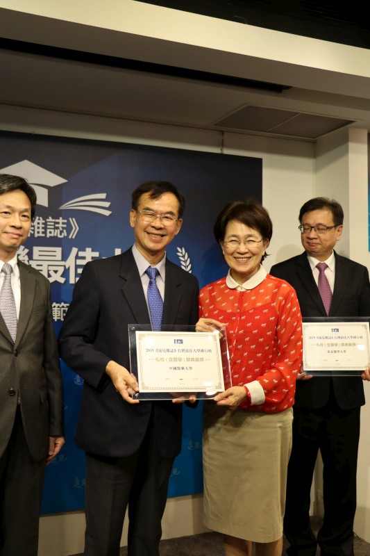 
	江宏哲副校長代表接受王力行發行人贈獎。
