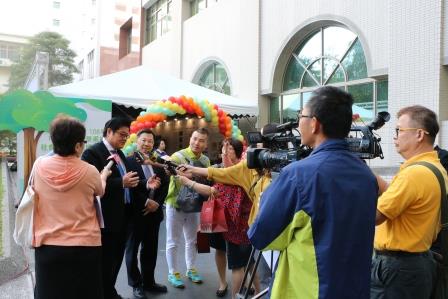 
	洪明奇校長接受媒體記者採訪。
