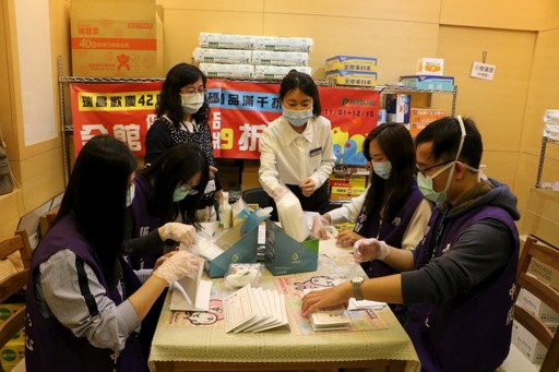 
	中醫大藥學系學生志工支援健保藥局協助口罩分裝配發行列。
