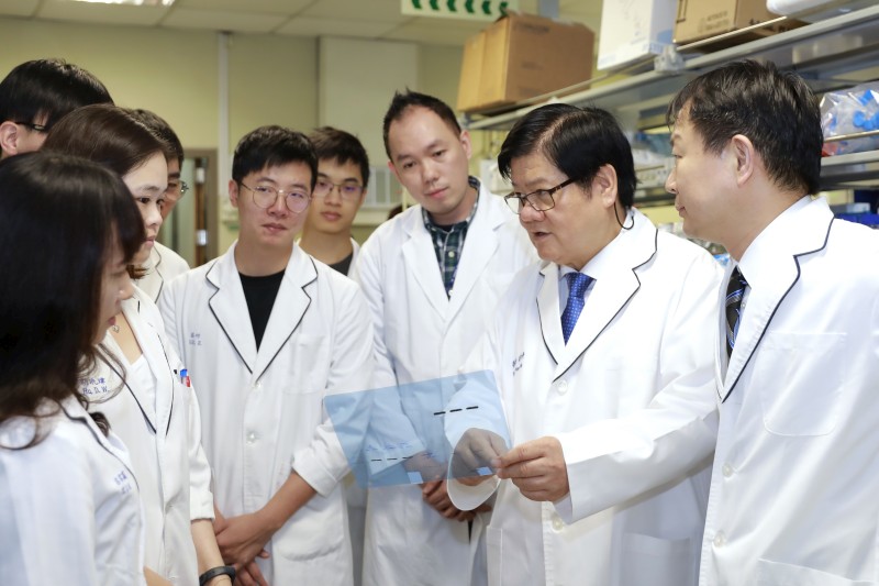 
	國際知名癌症基因科學家洪明奇校長（右二）帶領的跨領域科研團隊
