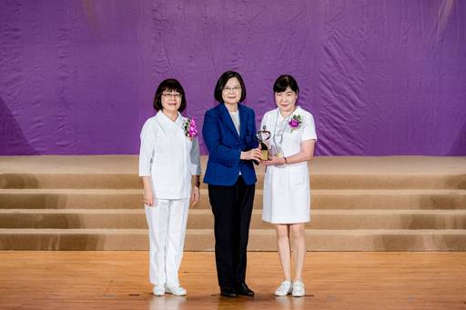 
	蔡英文總統頒獎表揚曾雅玲教授（右）榮獲今年「台灣傑出護理人員專業貢獻獎」。
