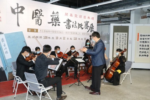 
	學生管弦樂團在會場演奏。
