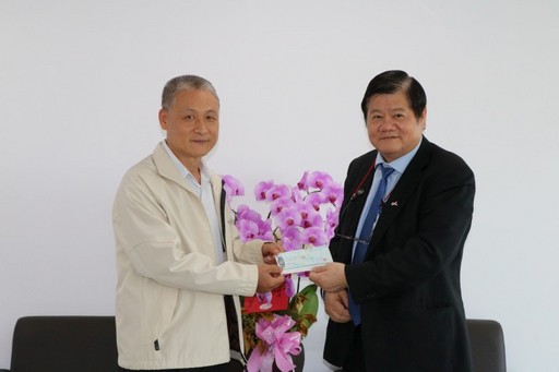
	熱愛中醫針灸市民陳東雲（左）捐款博士生研究。
