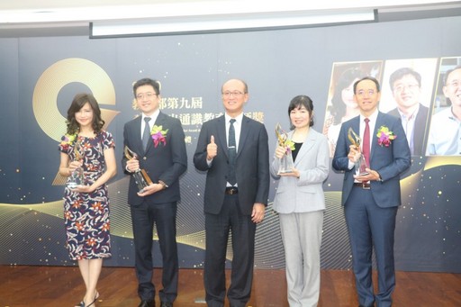 
	教育部常務次長林騰蛟頒獎表揚4位全國傑出通識教育教師。
