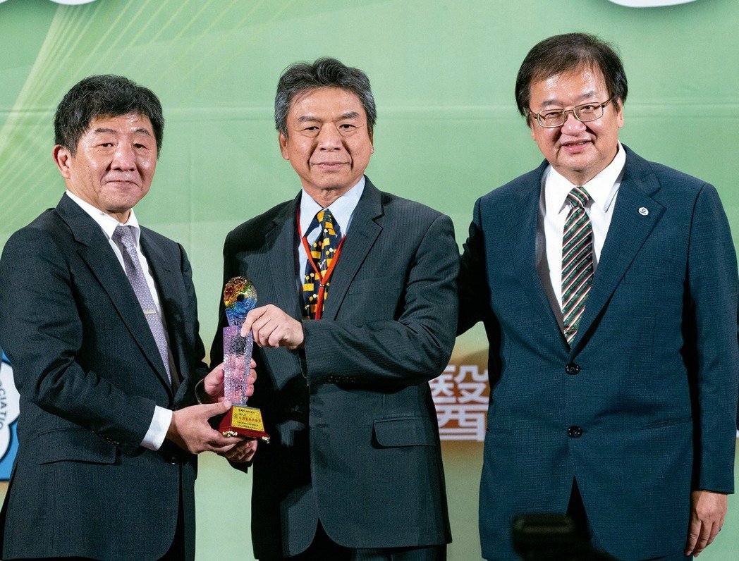 
	蔡輔仁醫師(中)去年榮獲中華民國醫師公會全國聯合會台灣醫療典範獎。

