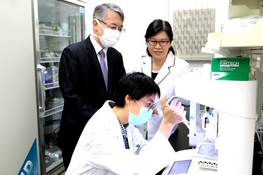 
	方信元副院長、陳怡文副主任、張穎宜醫師在實驗室做檢測。
