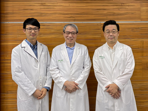 
	鄭隆賓院長（中）、徐偉成副院長（右）與助理研究員江智聖團隊開發免疫細胞治療技術。
