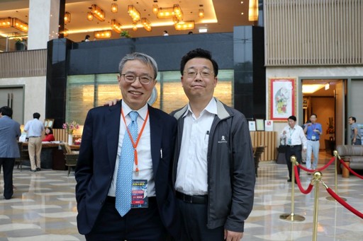 
	鄭隆賓院長與徐偉成副院長是科學研究的最佳拍檔。
