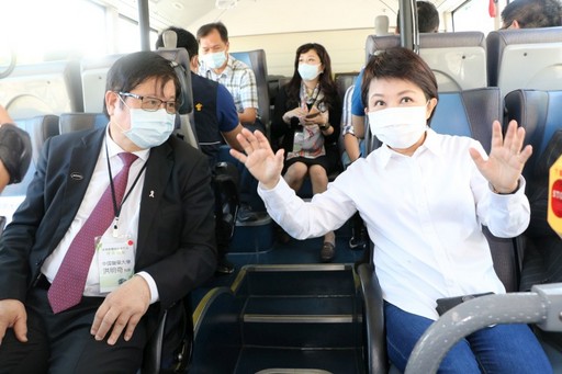
	盧秀燕市長偕洪明奇校長試乘體驗自駕巴士。
