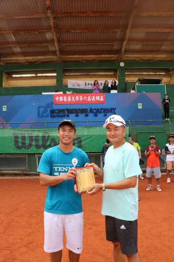 
	網球隊頒贈郭旭東助理教授榮獲國光體育獎章。
