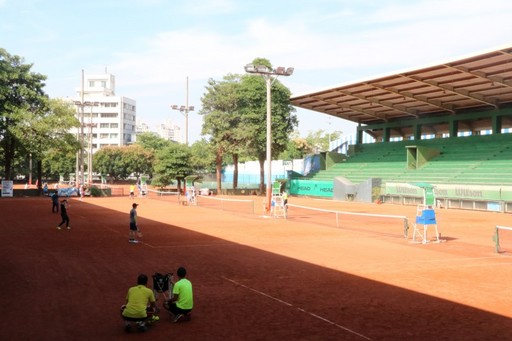 
	校友們在網球場競技。
