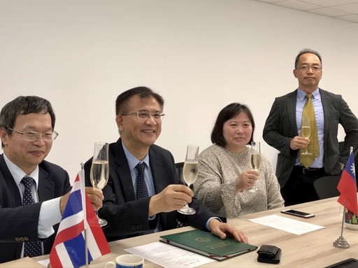 
	中國醫藥大學與泰國皇太后大學雙方高舉香檳杯，隔著螢幕互相祝賀。

