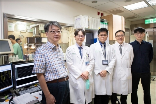 
	張坤正副院長跨領域合作團隊開發AI自動診斷心肌梗塞心電圖判讀成果榮獲今年國家新創獎。
