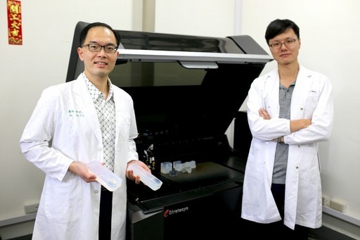 
	林宗立醫師（左）與蔡政憲工程師測試生物列印機。

