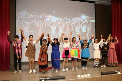 
	學生以舞蹈和歌聲向慈善企業與團體表達內心的感恩與謝忱。
