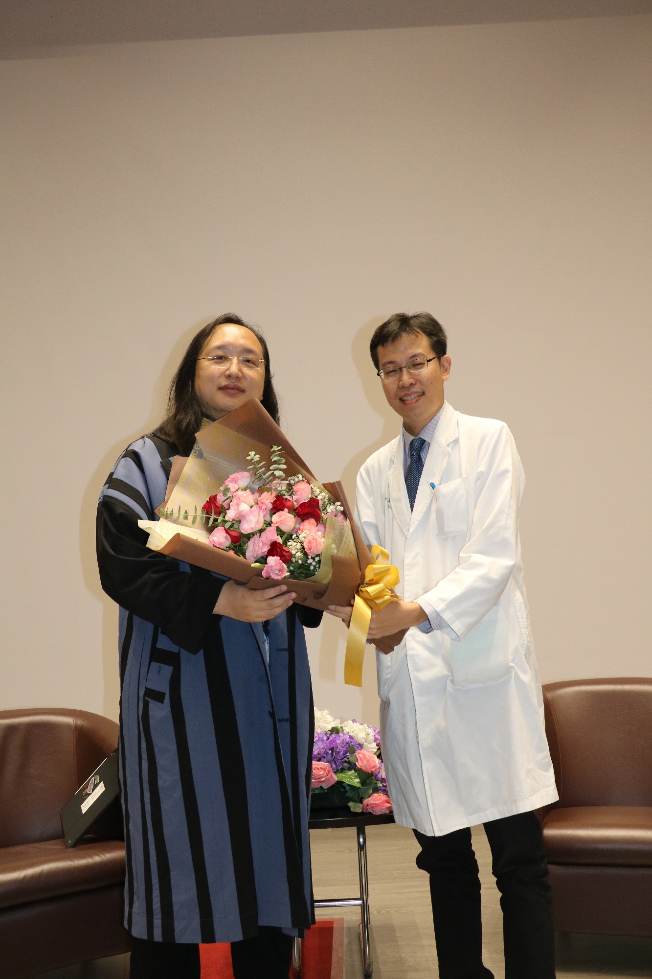 
	郭錦輯醫師贈送花束感謝。
