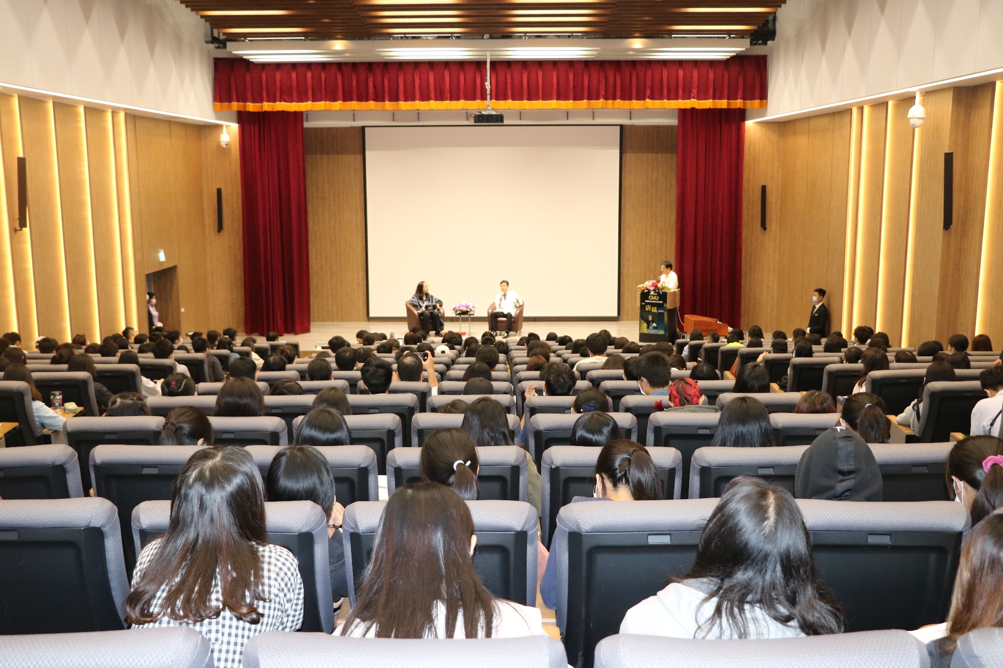 
	唐鳳政委與郭錦輯醫師對談會場耹聽學生踴躍。
