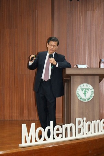 
	翁啟惠院士受邀中國醫藥大學『現代生物醫學講座』發表演講。
