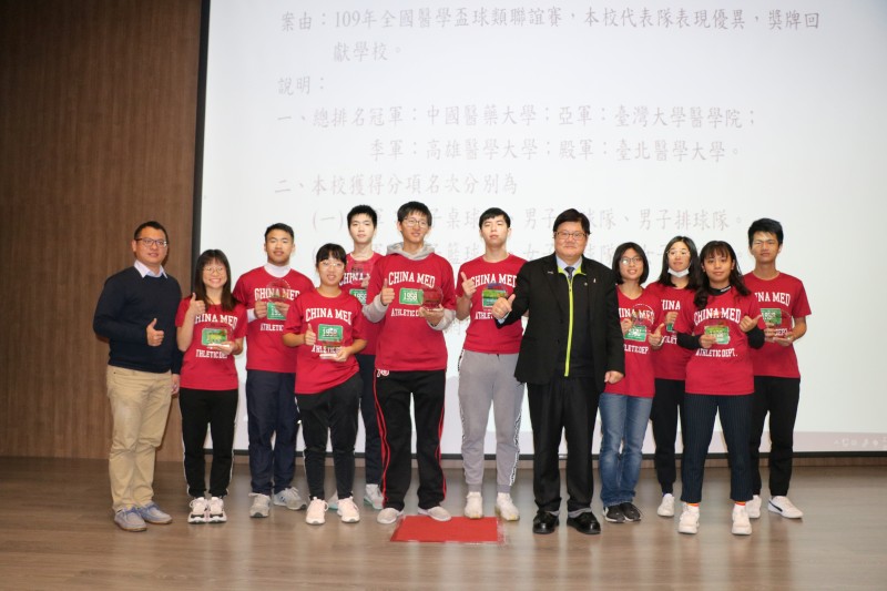 
	洪明奇校長表揚本校參加全國醫學盃優勝球隊。
