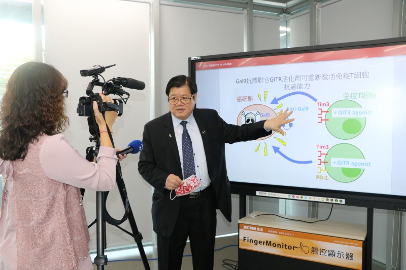 
	中國醫藥大學校長洪明奇院士介紹癌症免疫療法的新靶點。
