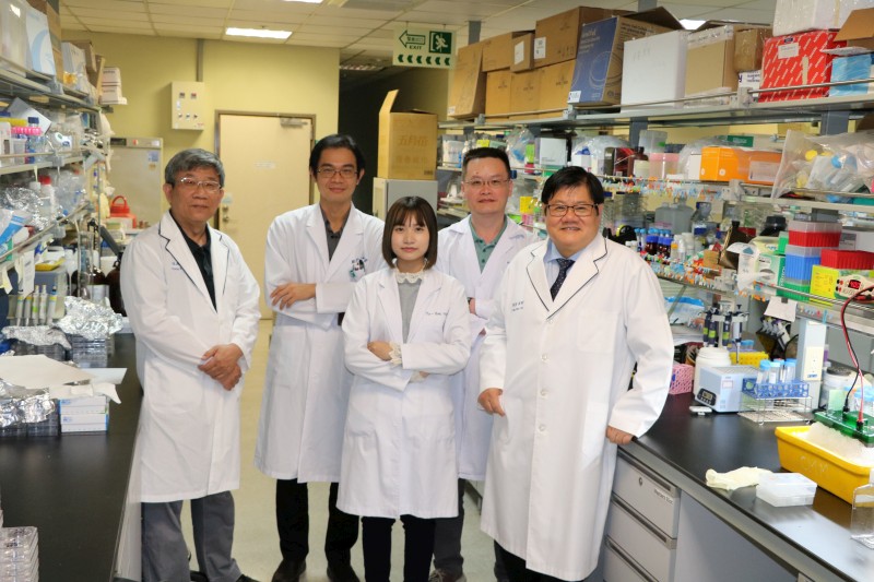 
	\洪明奇校長 帶領導的癌症免疫研究團隊左起：張為超老師、周政緯同學、王俞涵同學、許榮茂老師。
