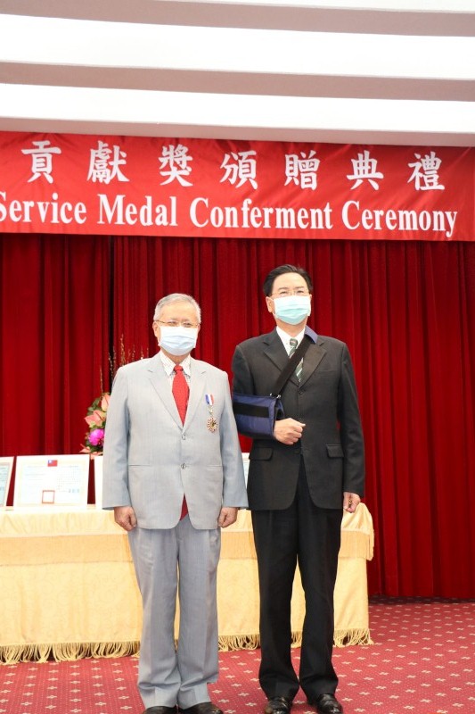 
	榮獲「外交之友貢獻獎」的中國醫藥大學林昭庚教授獲吳釗燮部長讚譽。
