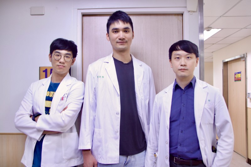 
	MBI-Lab醫學生研究團隊由右到左分別為李景行同學、鄭思惟同學、陳子力同學。
