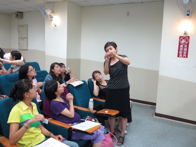 
	陳麗麗教授在課堂教學示範。
