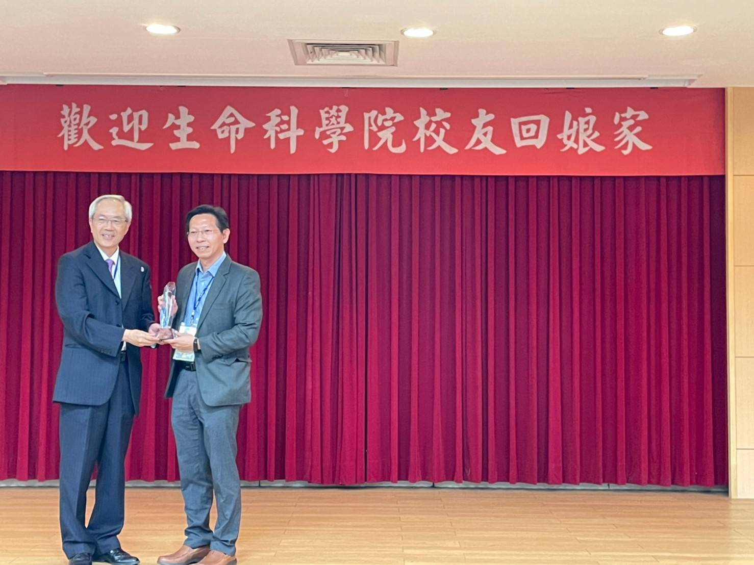 
	清大生命科學院高瑞和院長表揚傑出校友余永倫教授。
