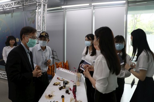 
	江宏哲副校長參觀藥妝系畢業同學研發的系列產品。
