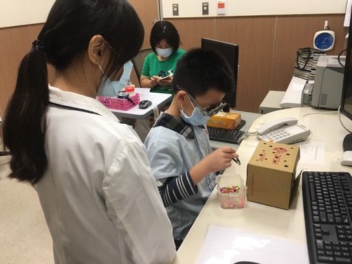 
	洪純玲副院長提醒家長，疫情期間要注意自家小孩使用3C時間及頻率，如眼睛開始有不適要盡速檢查治療。
