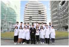 
	中國醫藥大學教育融貫中西，醫療把學術推進國際。
