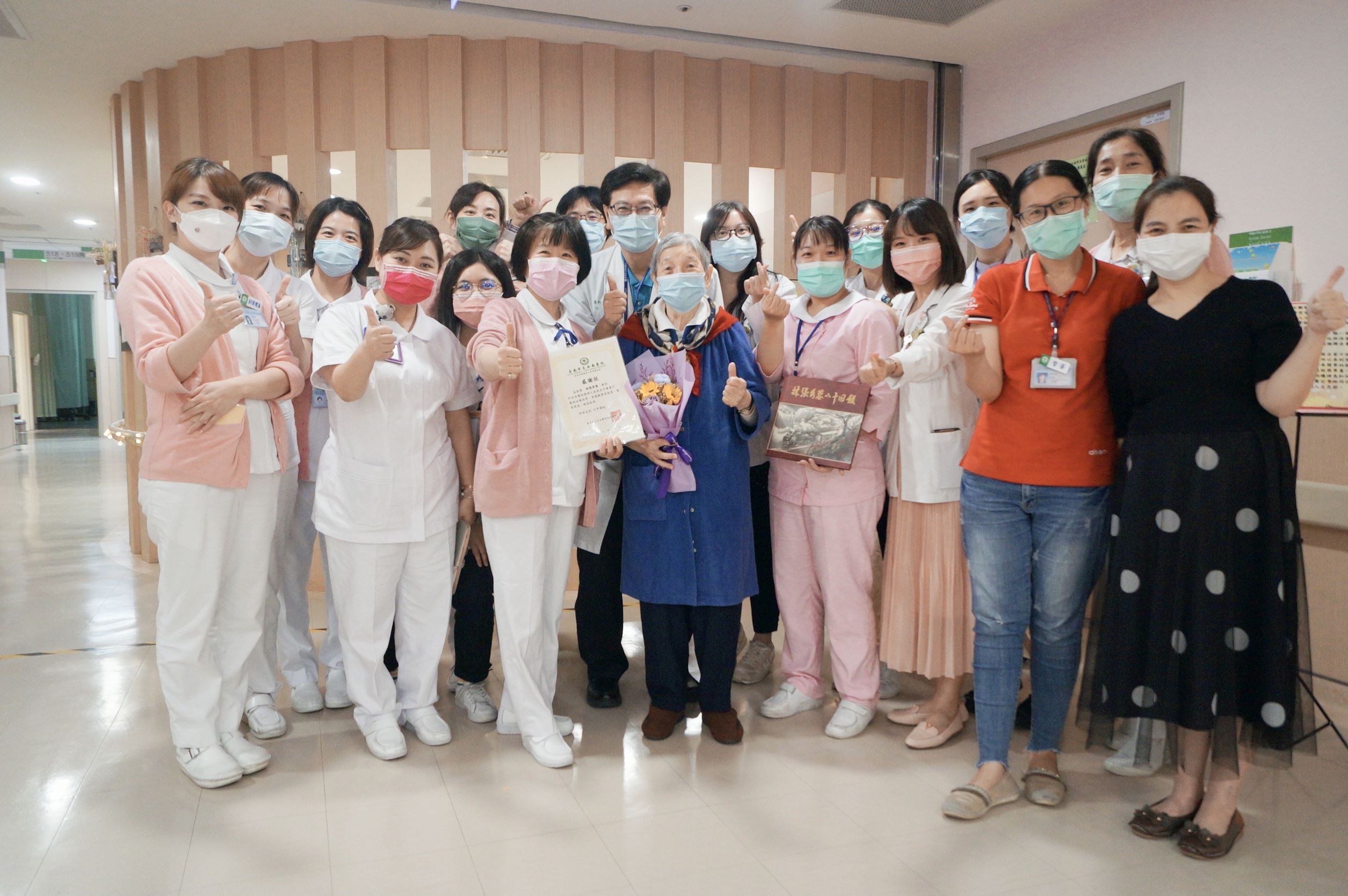 
	安南醫院附設護理之家舉辦林張秀蓉女士彩繪人生畫展。
