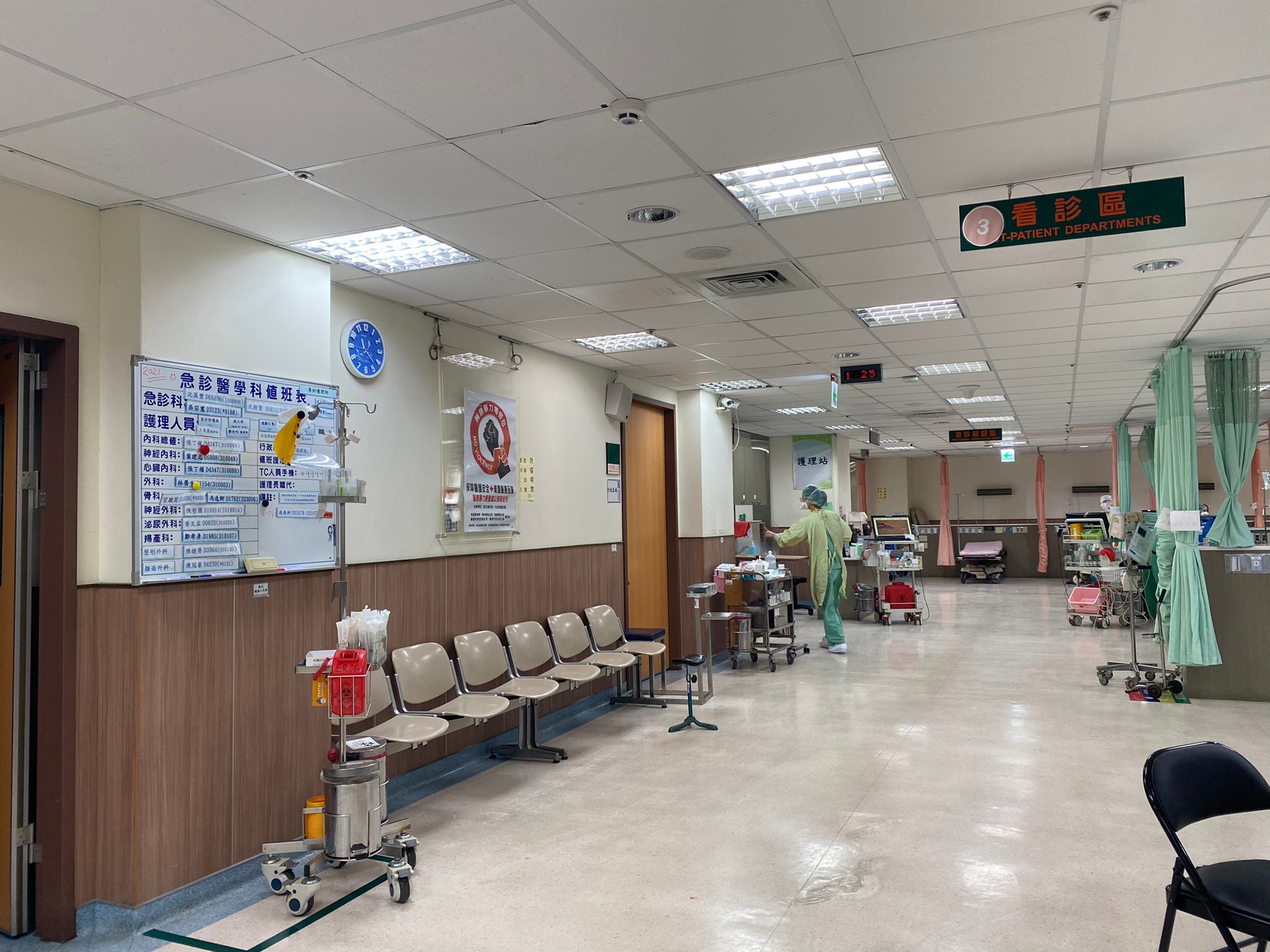 
	醫院急診室空間明亮。
