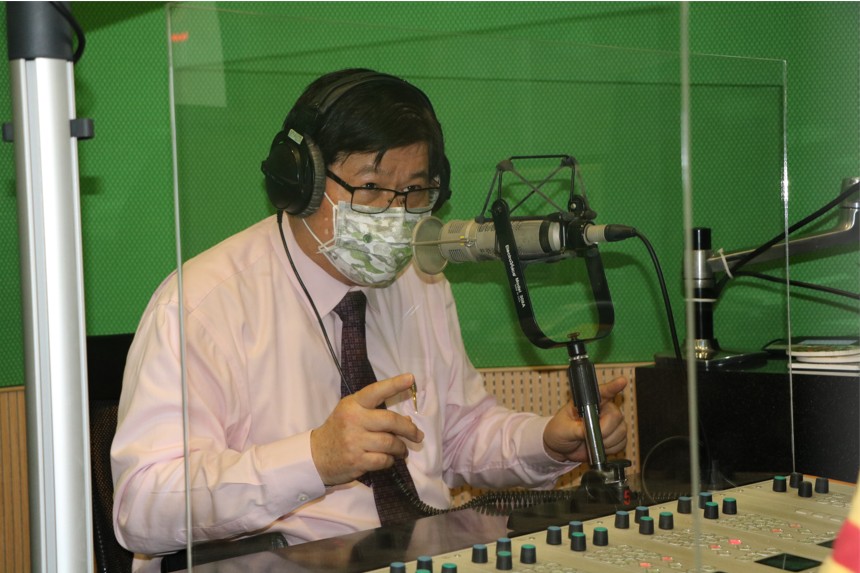 
	洪明奇校長接受國立教育廣播電台（人物思倍秀）的「焦點人物」現場專訪。

