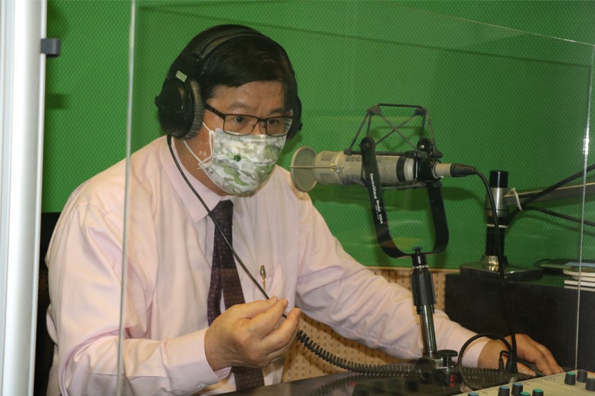 
	洪明奇校長接受國立教育廣播電台「優活在一起」節目主持人常罡的現場專訪。
