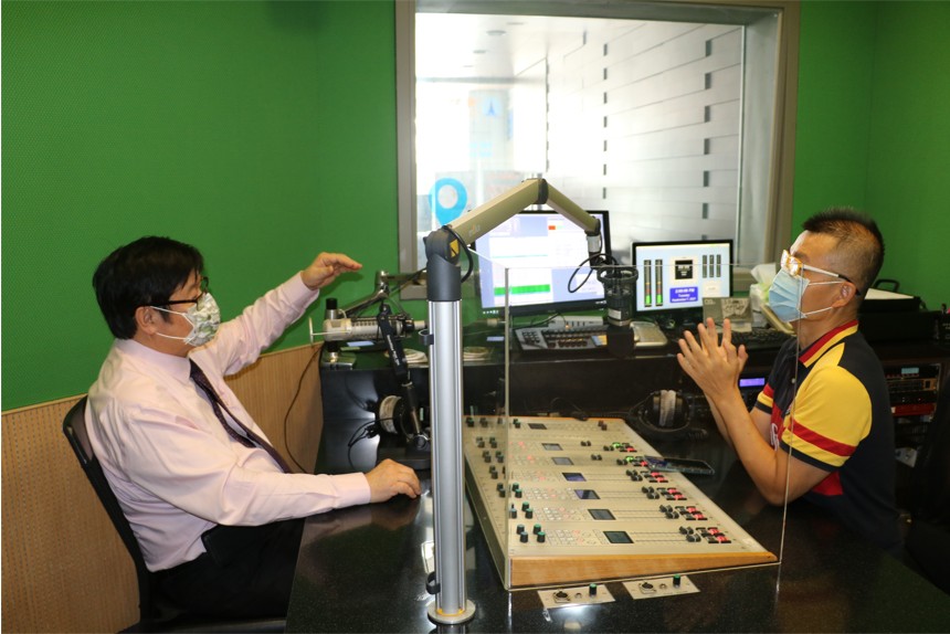 
	中國醫藥大學校長洪明奇院士接受國立教育廣播電台「優活在一起」節目主持人常罡的現場專訪。
