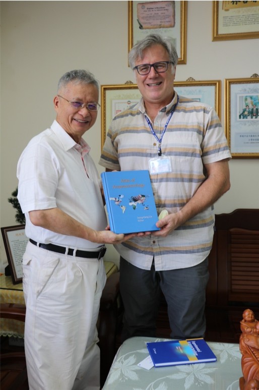 
	林昭庚教授致贈人類學家艾里克博士中醫針灸書籍。
