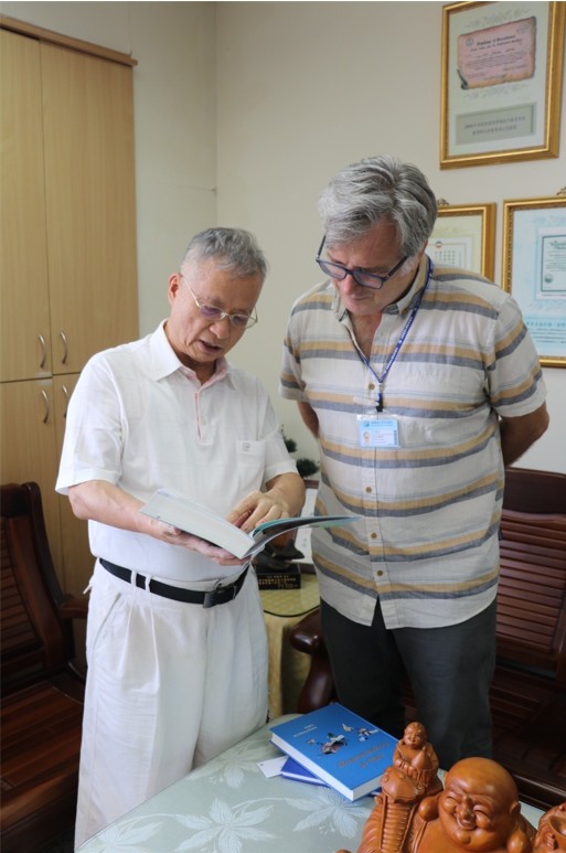 
	人類學家艾里克博士特別向中醫針灸大師林昭庚教授請益。
