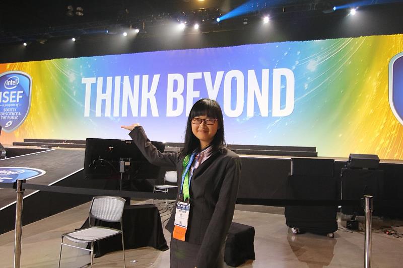 
	張宇嫻同學在美國國際科技展覽會場。

