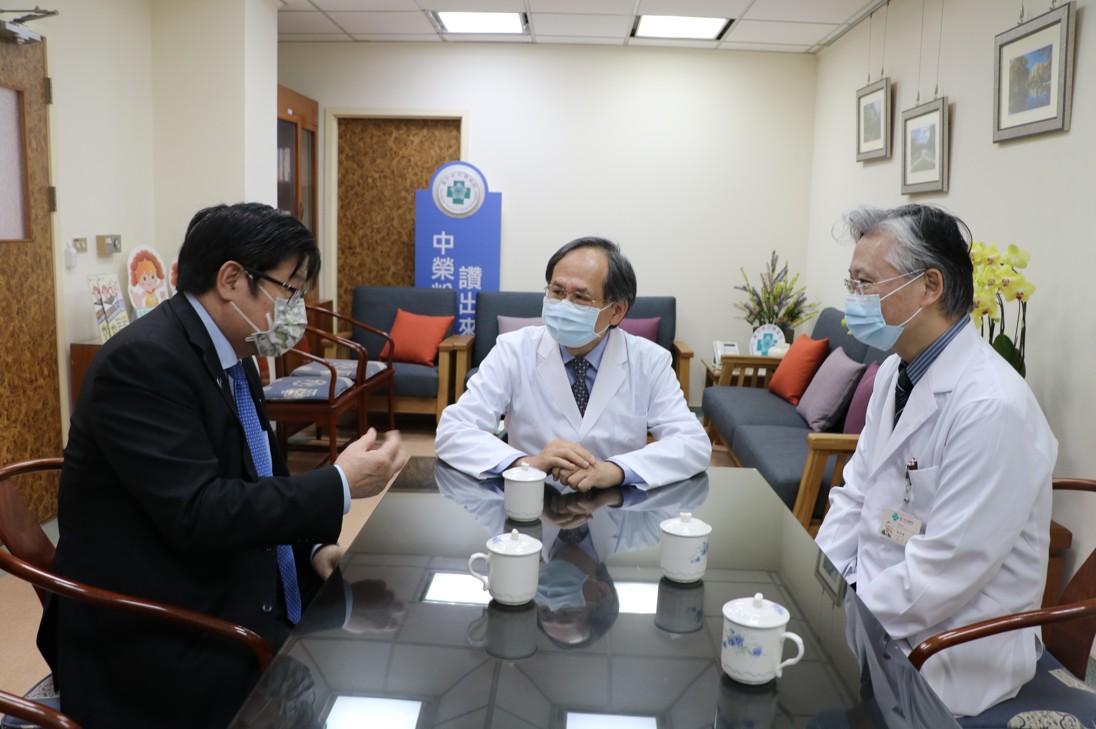 
	洪明奇校長與陳適安院長、傅雲慶副院長座談。
