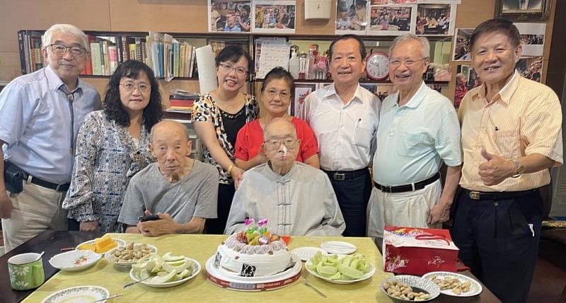 
	方中民董事94嵩壽，親友和門生到寓所祝壽。
