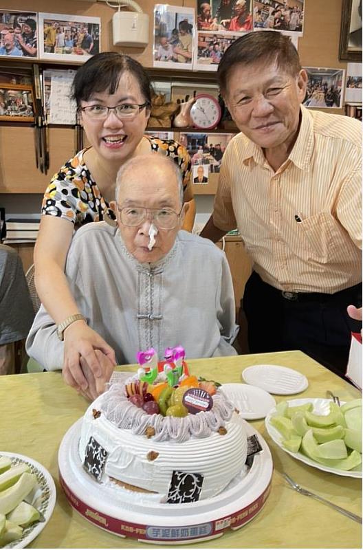 
	方中民董事親自切慶生蛋糕並許下的三個願望。
