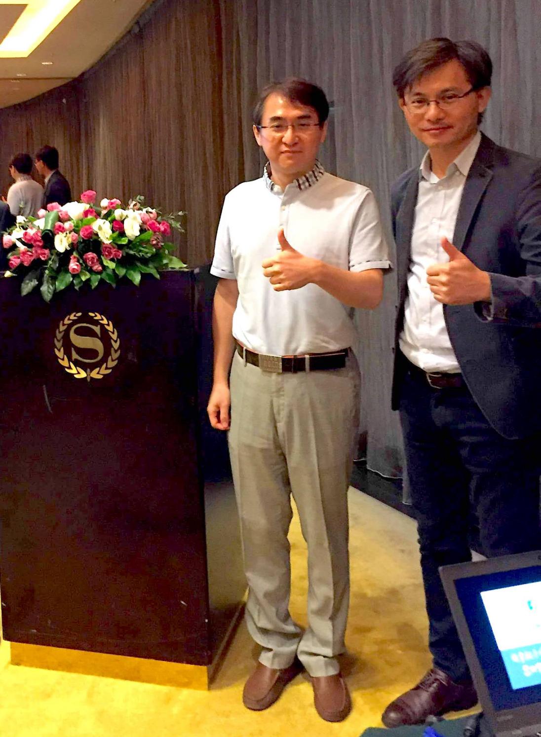 
	中國醫大博士生林邦彥醫師（左）和蘇冠賓教授參加國際學術研討會合影
