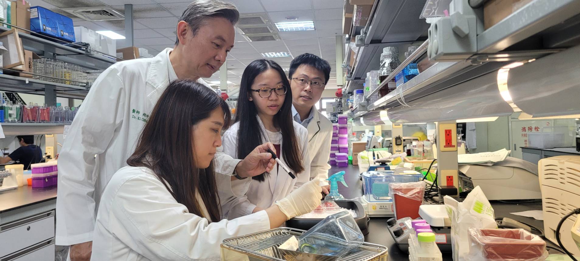 
	國際知名的癌症治療專家趙坤山院長指導研究團隊開發領先之技術
