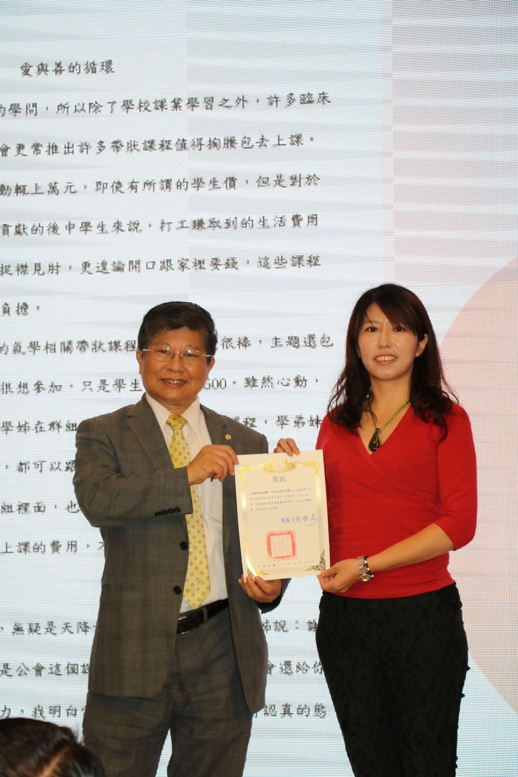 
	王陸海副校長頒發獎狀表揚獲獎同學
