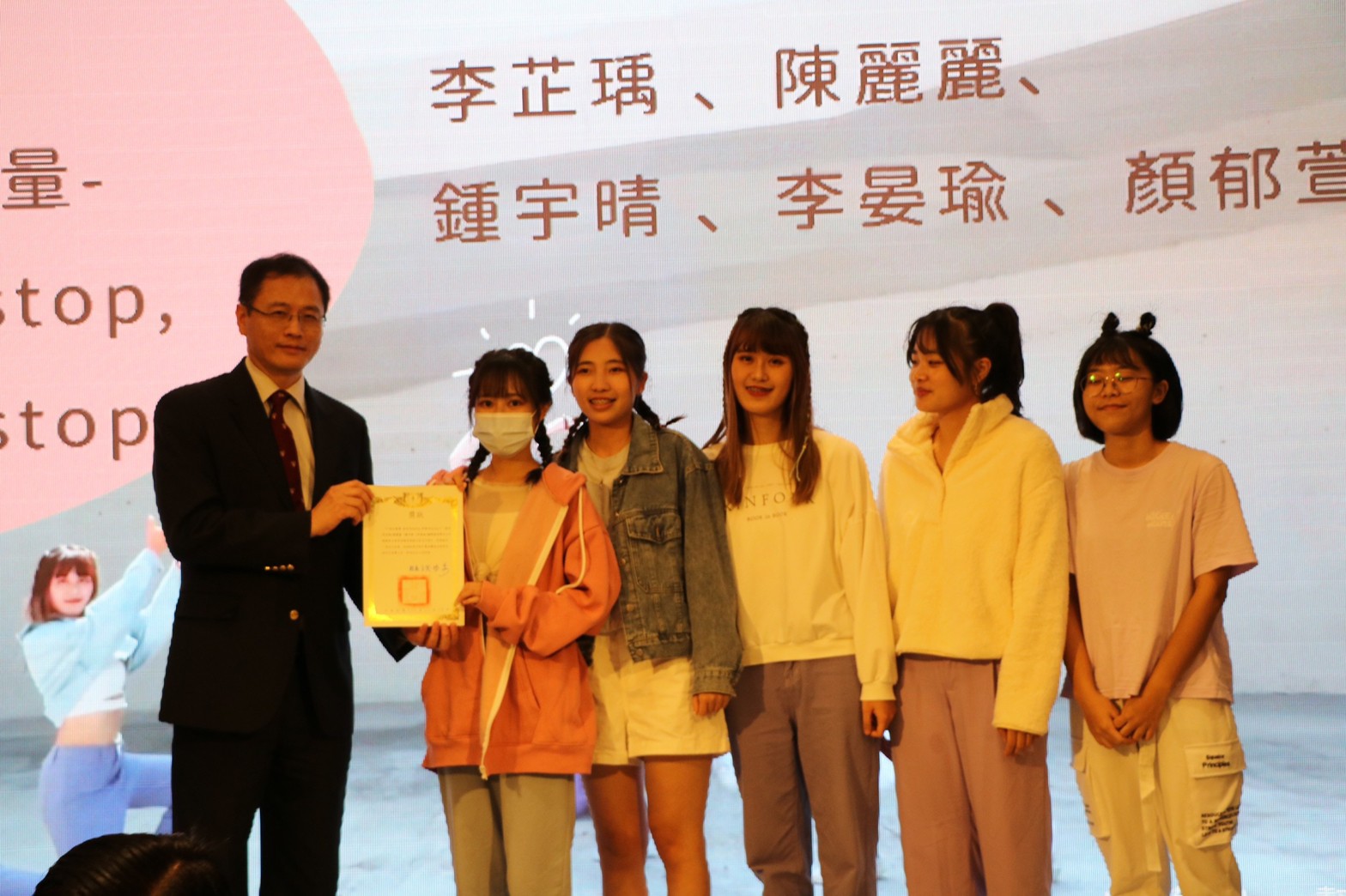
	郭樹勳副校長頒發獎狀給學生社團
