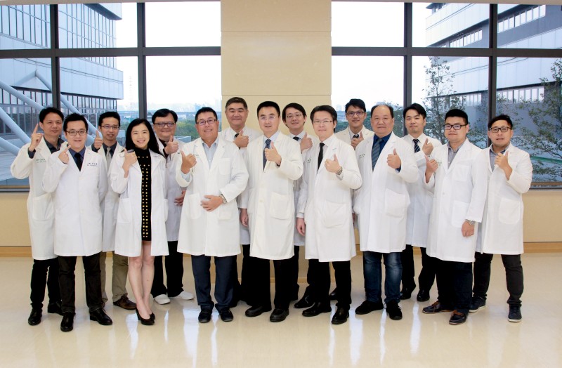 
	中國醫藥大學新竹附設醫院院長陳自諒（左六）研發團隊榮獲今年第十八屆國家新創獎--臨床新創獎殊榮.
